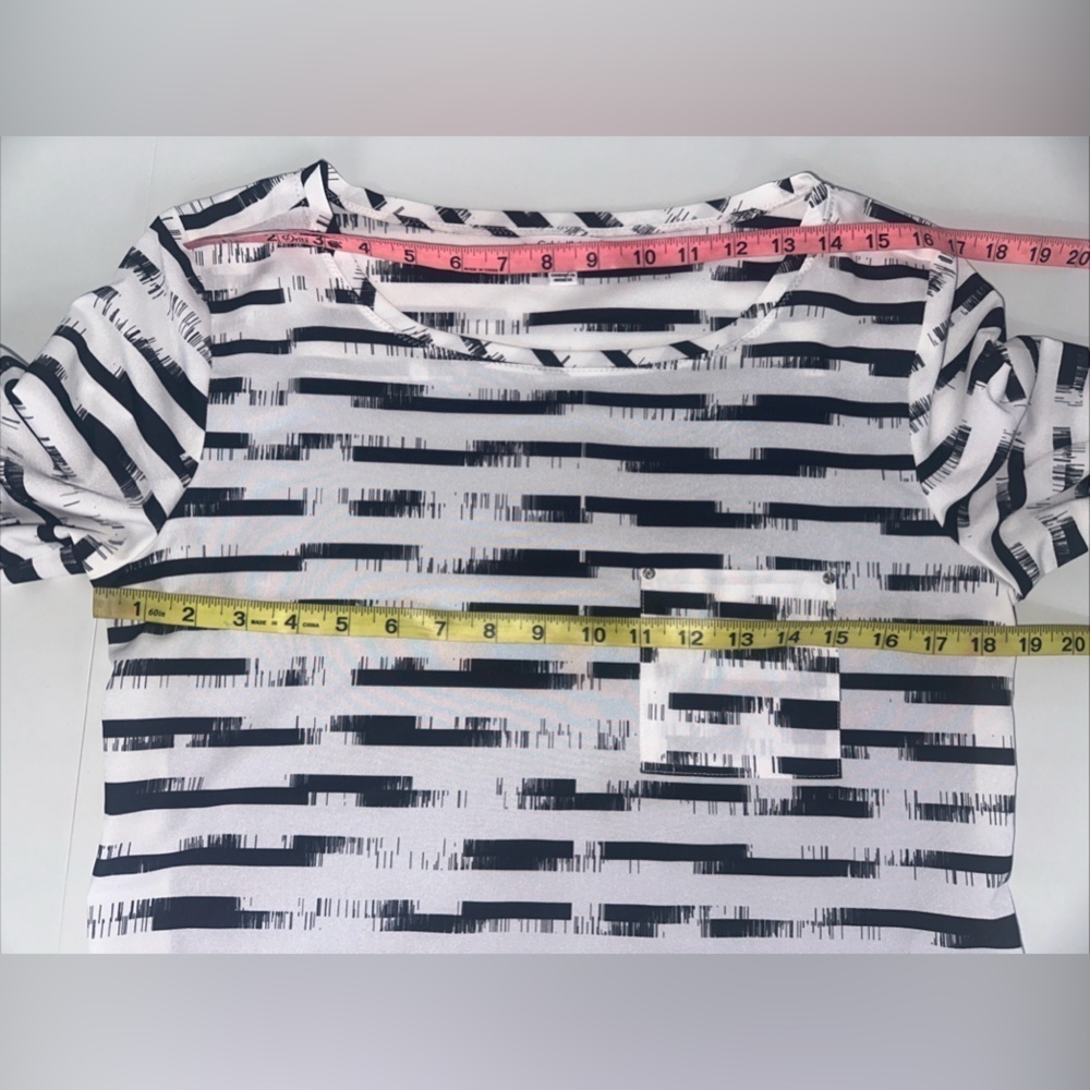 Calvin Klein Women Sz M Black & White Bold Graphic RollTab Tunic Top M Pullover - Picture 7 of 12